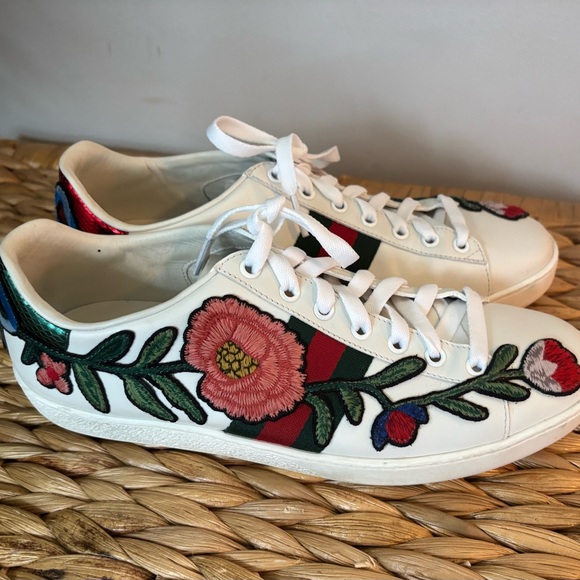 Gucci Women's White Sneakers with Red Floral Embroidery - Picture 6 of 16